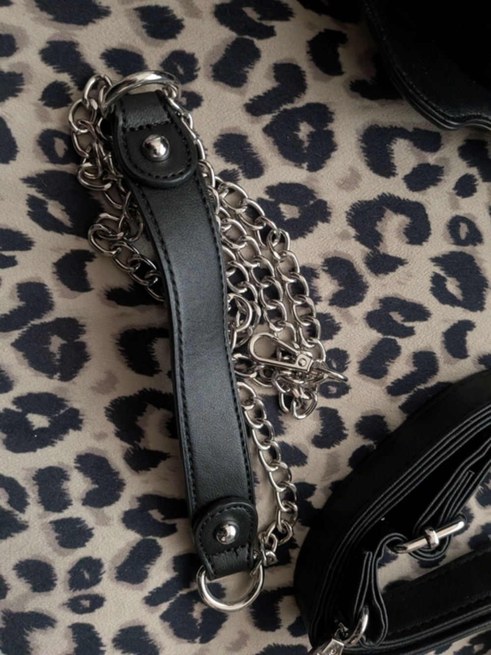 Monster High Skullette figural crossbody bag, likely from Hot Topic, Pink Bow - Picture 9 of 11